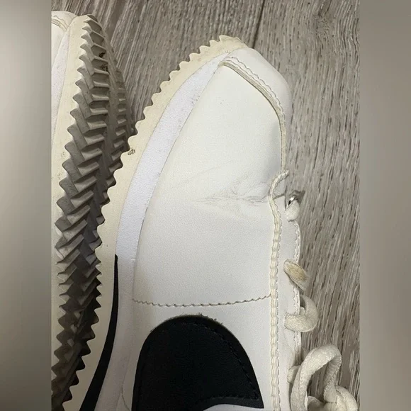 Nike Cortez black and white shoes - Picture 8 of 11